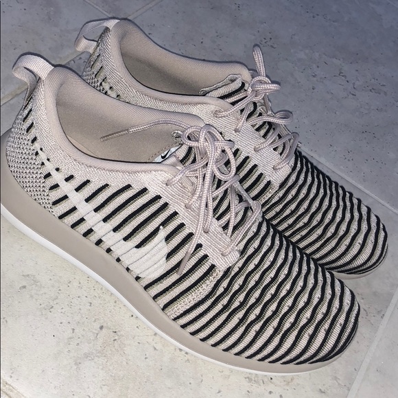 Nike sneakers - Picture 2 of 3